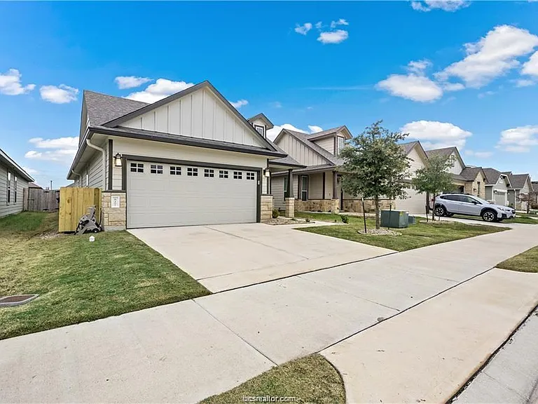 827 Mineral Wells Ln — Photo 2