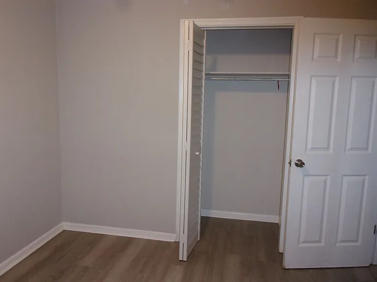 1045 W Meadow Dr — Photo 8