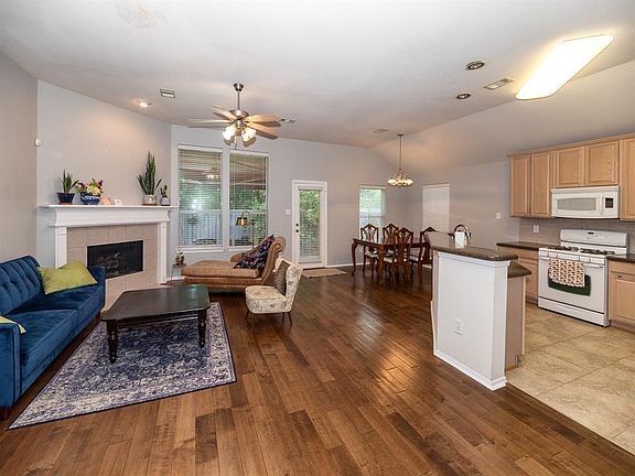 2nd image of 1818 Sherwood Forest Cir