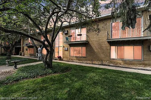 2655 E Maple Rd Photo 1