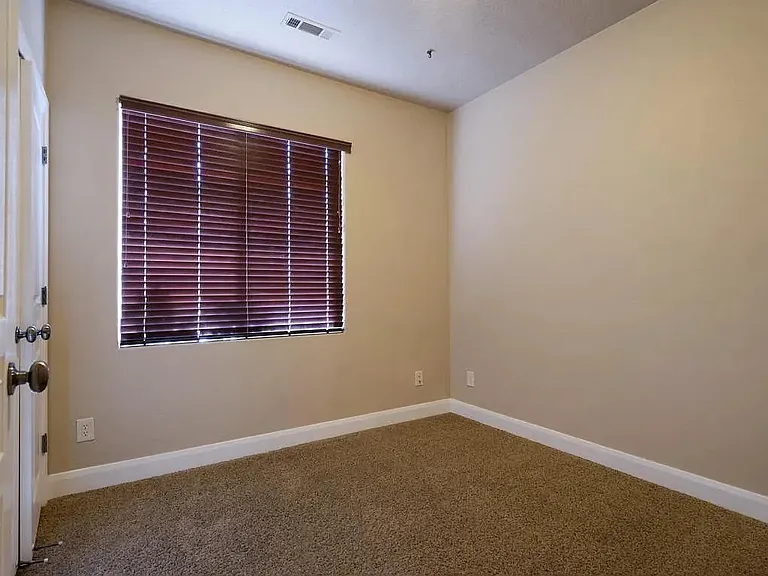 205 N 2940 E — Photo 4