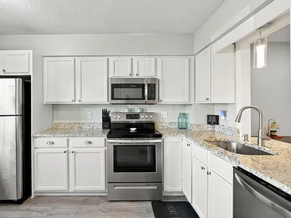 41 Foundry St APT 21-3, South Easton, MA 02375