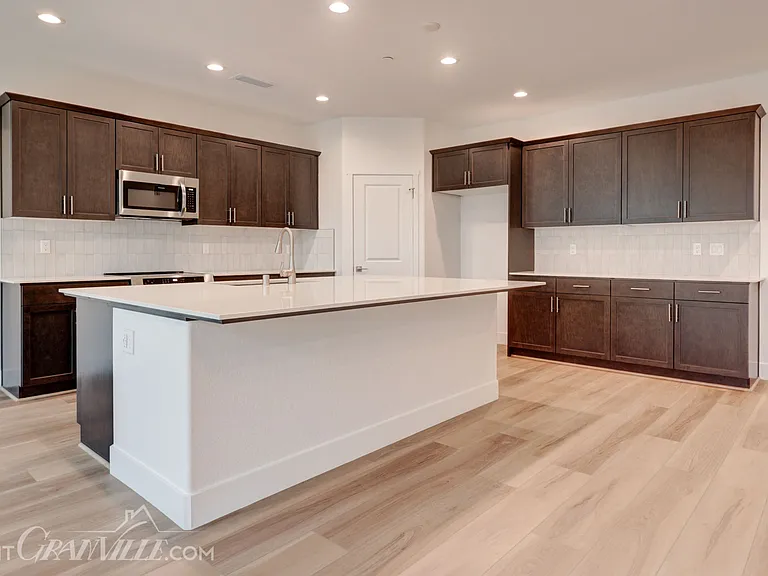 2834 Cortez Dr — Photo 2