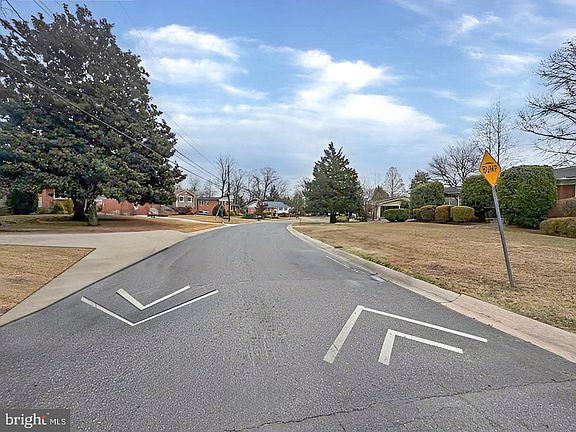 5th image of 906 Venice Dr