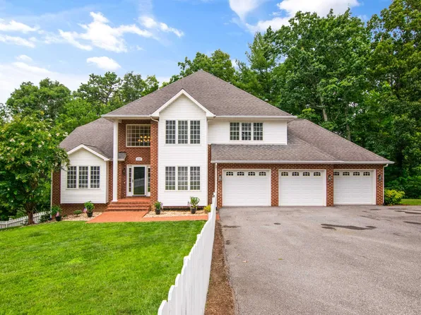 2145 Lubna Dr, Christiansburg, VA 24073