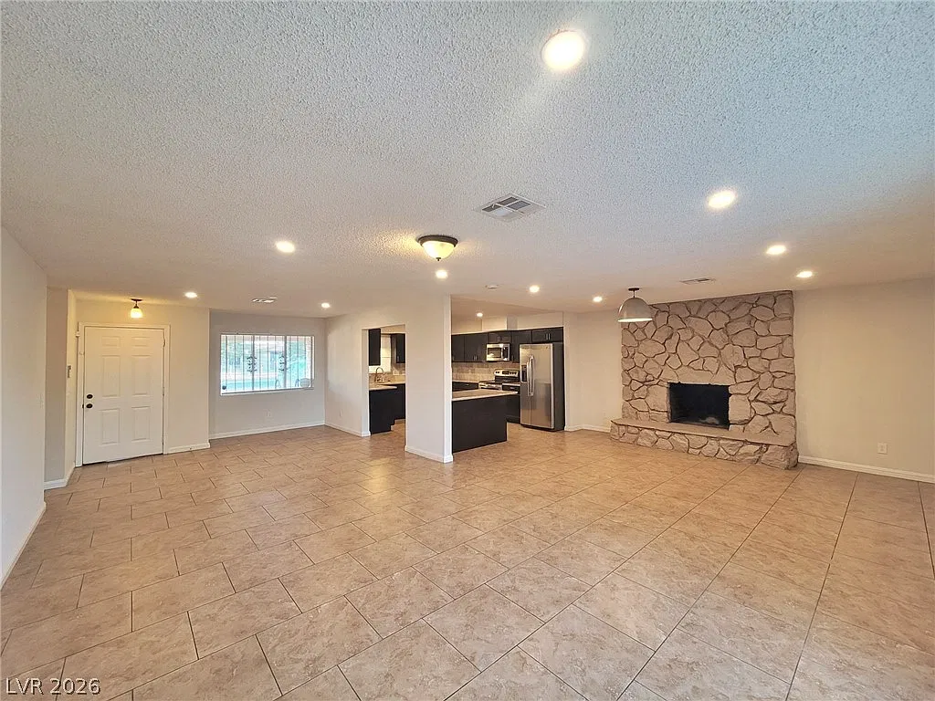 3 bed, 2.0 bath, 1653 sqft, $2,150 — Photo 3