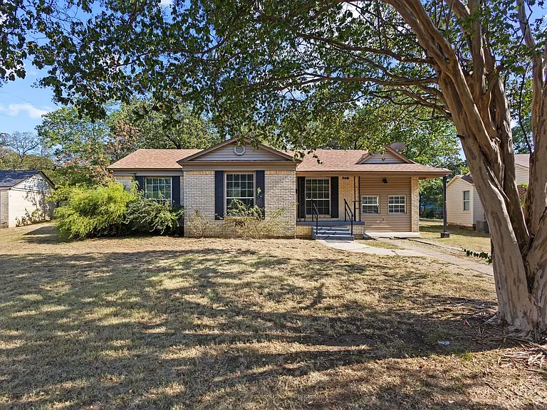 82 Vaughn Dr — Photo 2