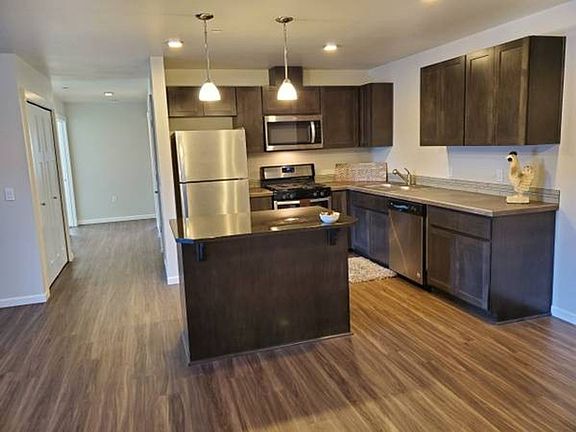 3rd image of 20720-20770 NE Empire Ave #20-270