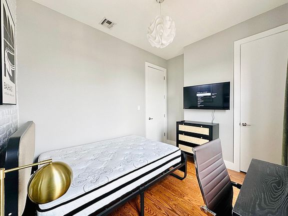 4th image of 102 Rogers Ave #7-728