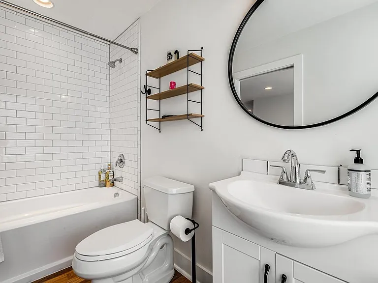 Mother in Law Suite Full Bathroom