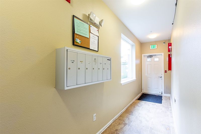 4th image of 10511 Midvale Avenue N #101