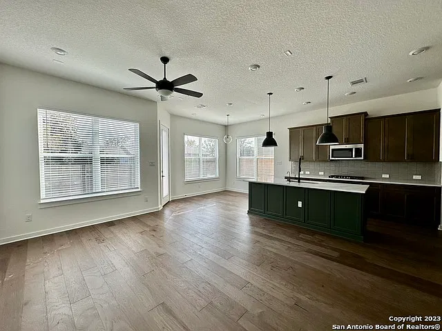 3 bed, 2.5 bath, 1623 sqft, $2,200 — Photo 4