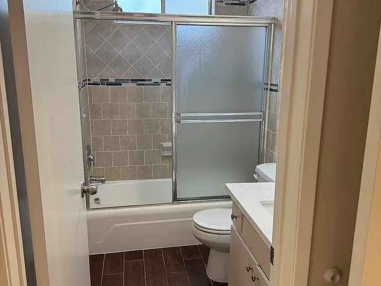 1040 N Laurel Ave #1 — Photo 13