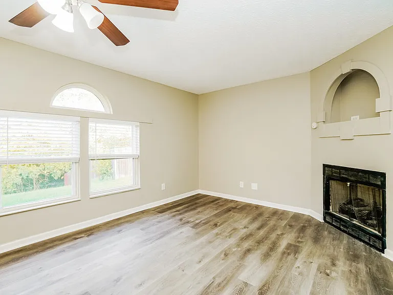 1667 Eastbrook Dr N — Photo 6