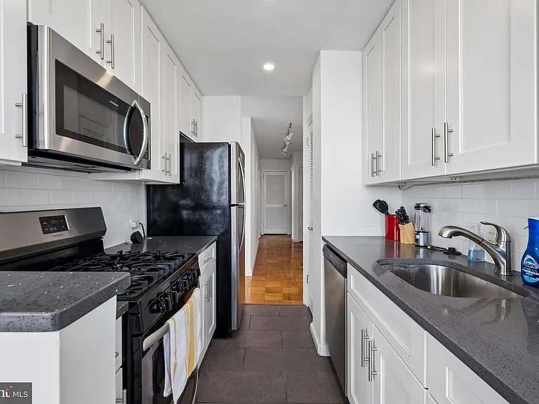 220 Locust St #28DS — Photo 3