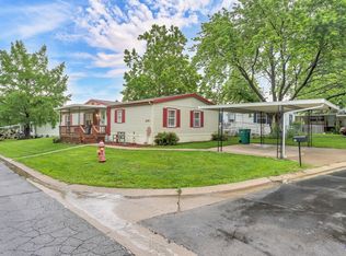 208 SE 48th St, Topeka, KS 66609