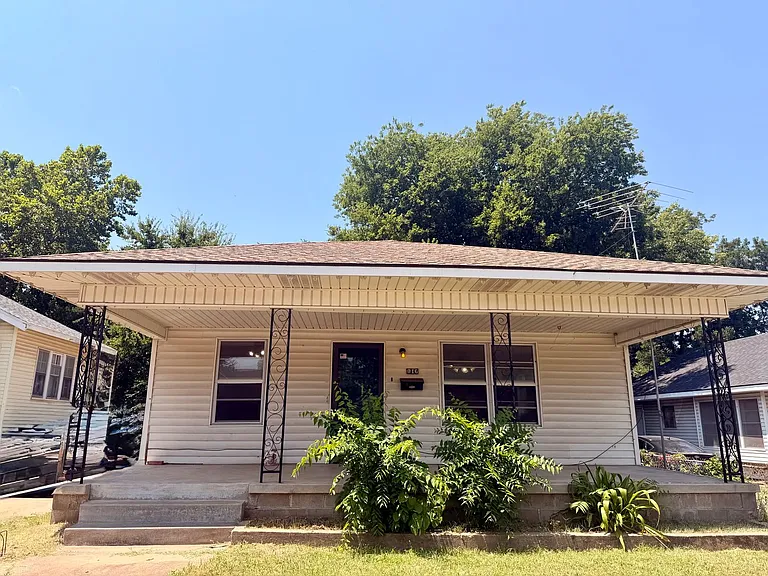 816 N Broadway — Photo 1