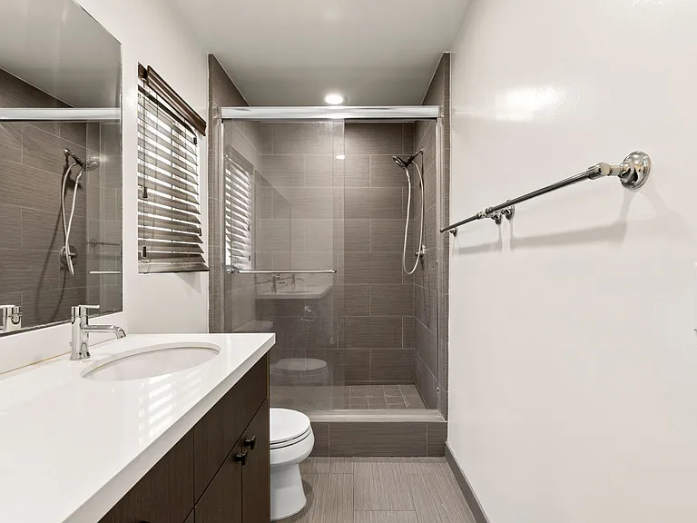 (El/Eu/Yo:B) 148 S. Oakhurst Drive — Photo 20