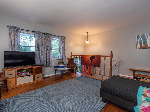 5th image of 652 Crescent Dr