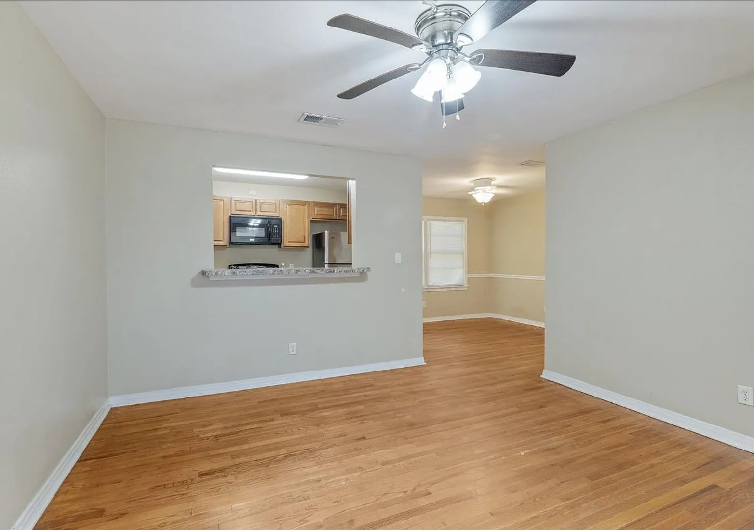 Beautifully Renovated 3 Bedroom by FSU! Available 2027 — Photo 3