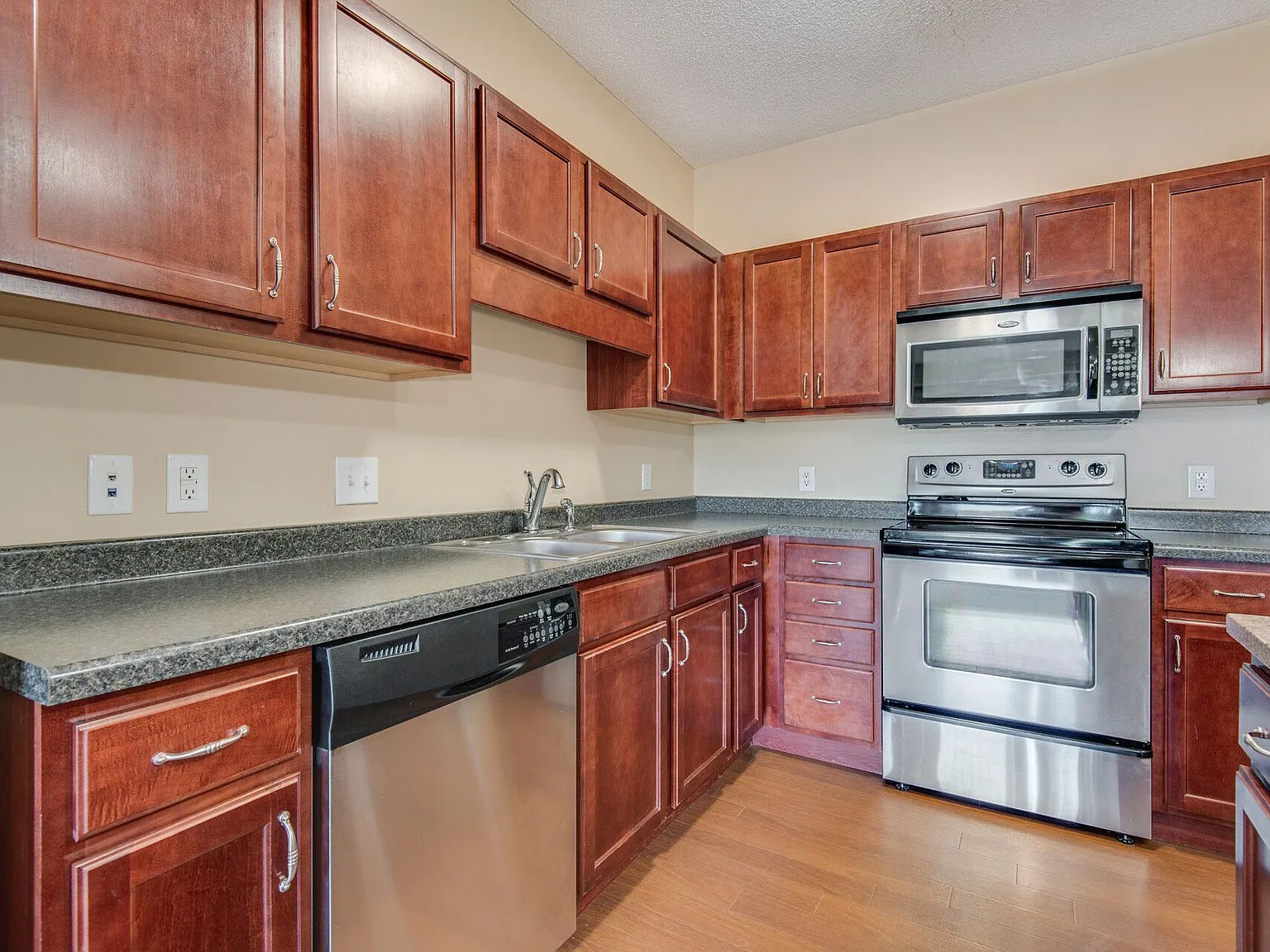 Oaks Glen Lake Apartments — Photo 2