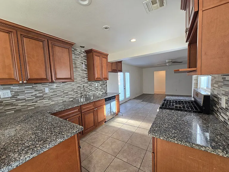 4124 W Avenue L6 — Photo 11