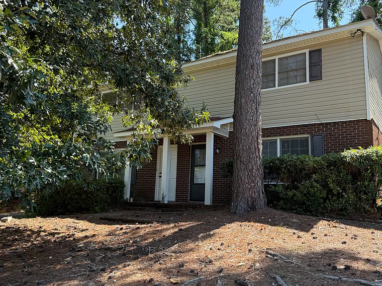 1863 Crestview Dr — Photo 1