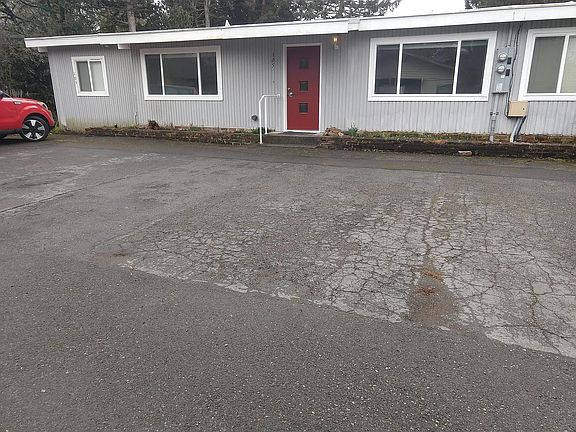 2nd image of 105 NW Dogwood St Unit 105