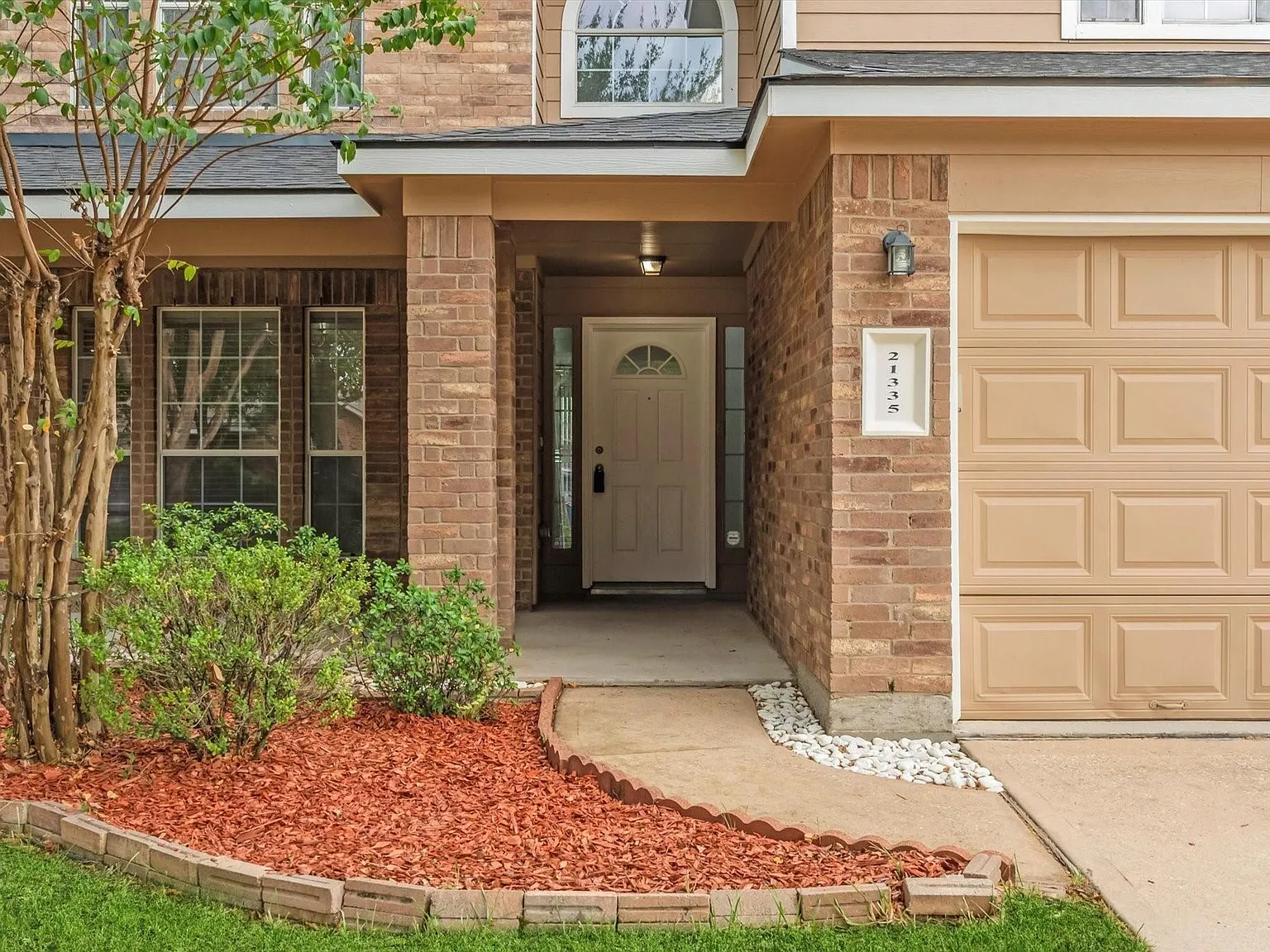 3 bed, 2.5 bath, 2537 sqft, $2,300 — Photo 3