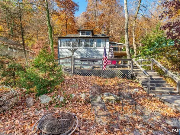 160 Pine Tree Rd, Bloomingdale, NJ 07403