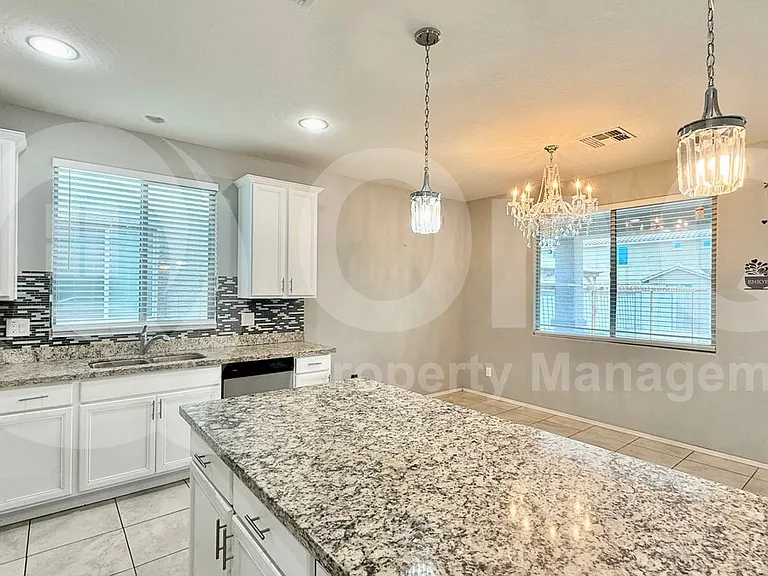 10204 W Lawrence Ln — Photo 11