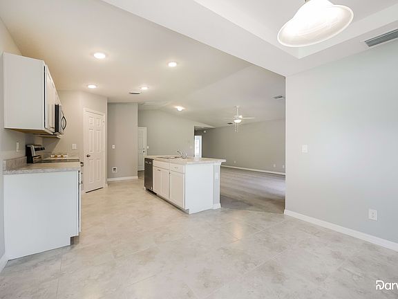 4th image of 427 Hedgewood St
