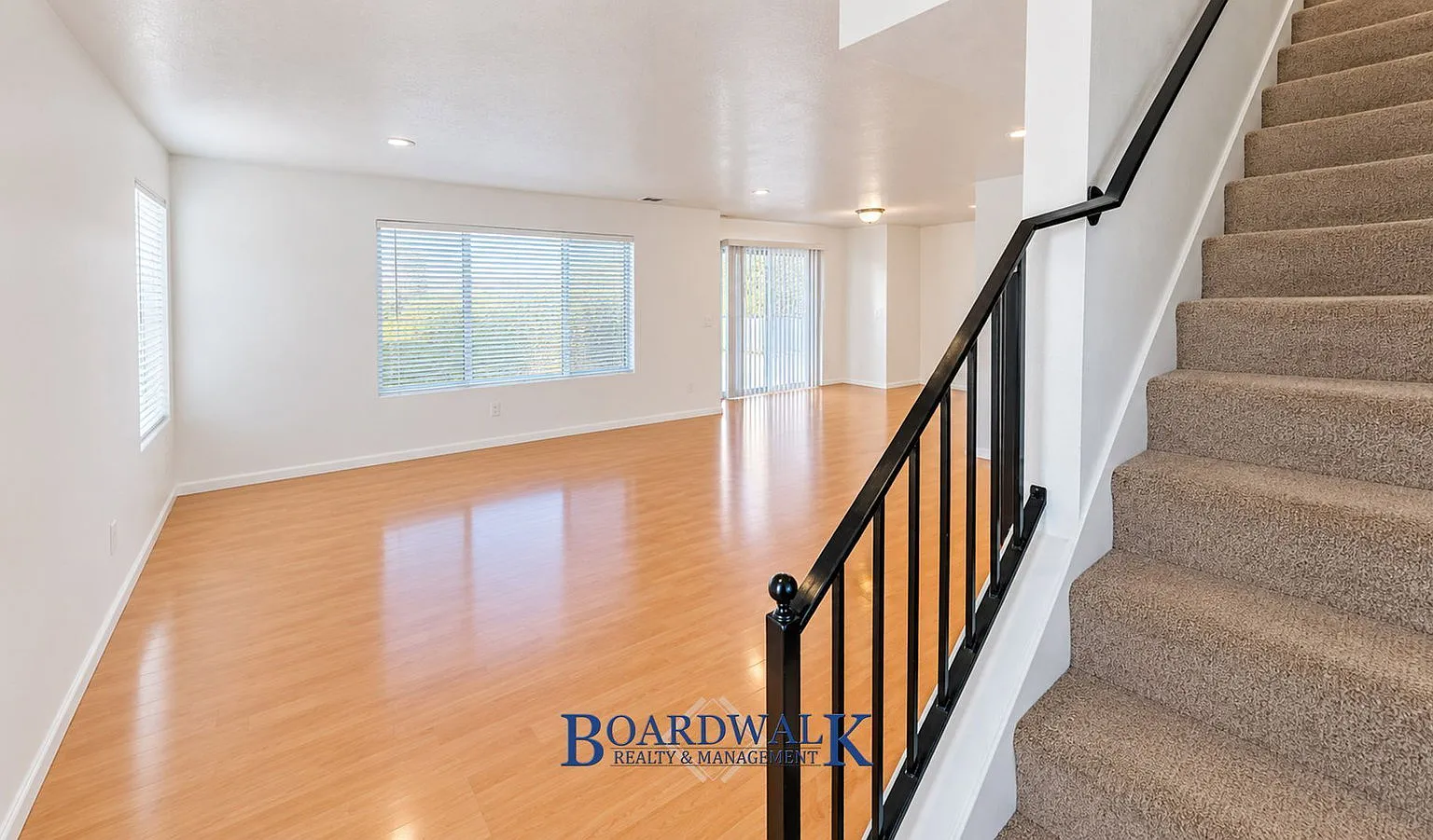 582 N Redwood Rd — Photo 4