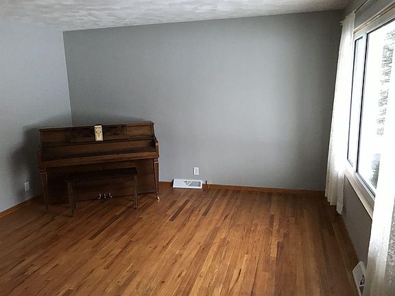 4th image of 58187 Windsor Ave