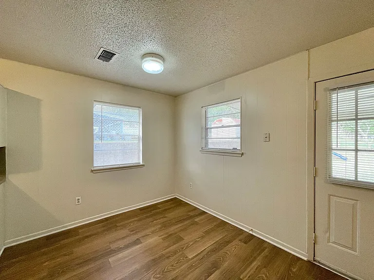 1404 Cross St — Photo 5