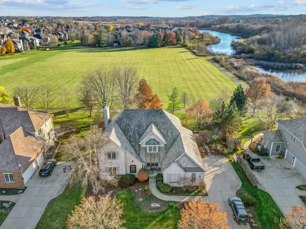 1221 Brookside Dr, South Elgin, IL 60177