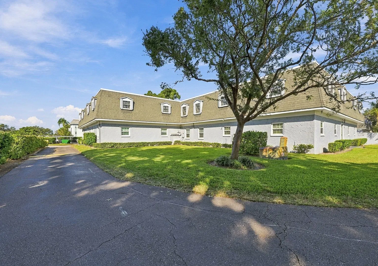 Fantastic 3BR/2BA/1 Car Carport in Belleair Forest Garden, Clearwater! — Photo 3