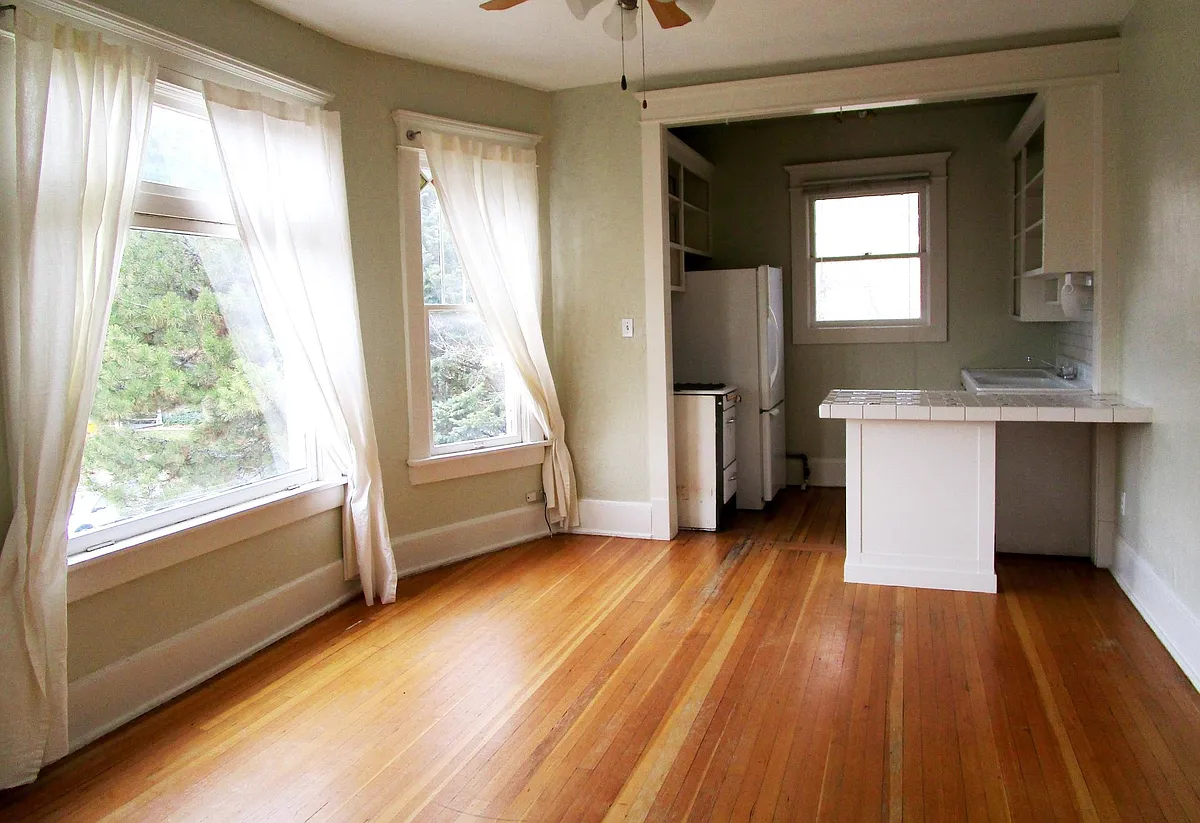 Building Photo - 851 E 3rd Ave #4