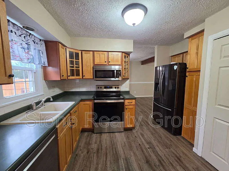 3 bed, 2.0 bath, $2,400 — Photo 4