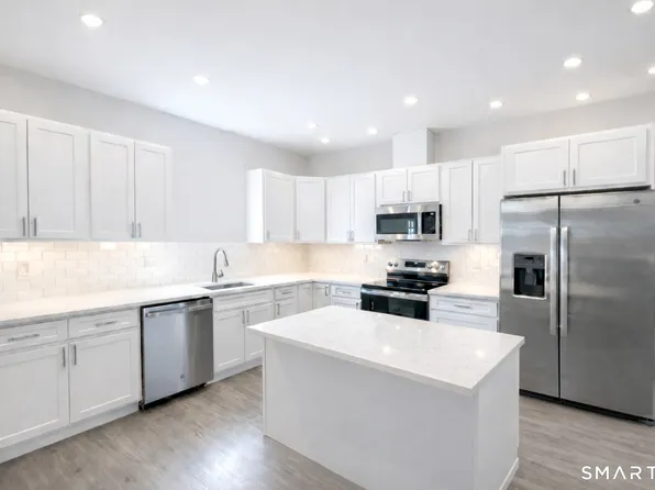 24 Glen Rd, Sandy Hook, CT