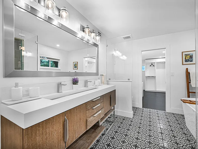 150 NE 50th Ter — Photo 10