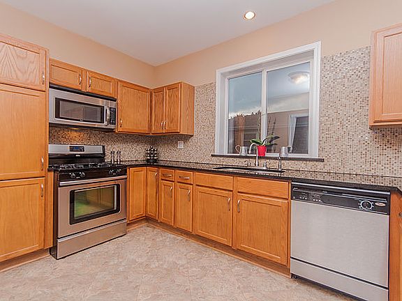 4th image of 2725 N Newcastle Ave