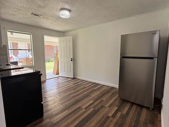 3rd image of 806 Armory Dr