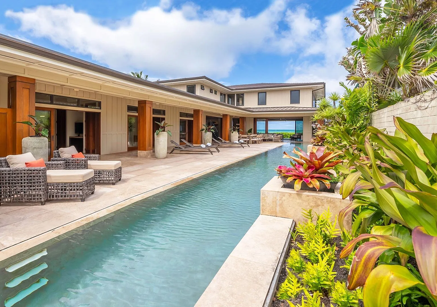 Mklei: Beachfront Villa w/ Heated Pool & View — Photo 4