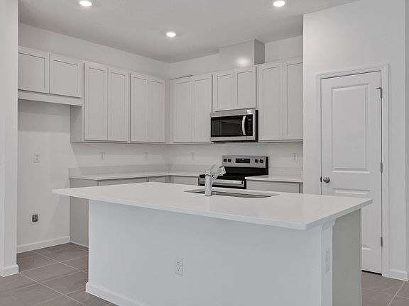 5th image of 2986 Supermarine Rd