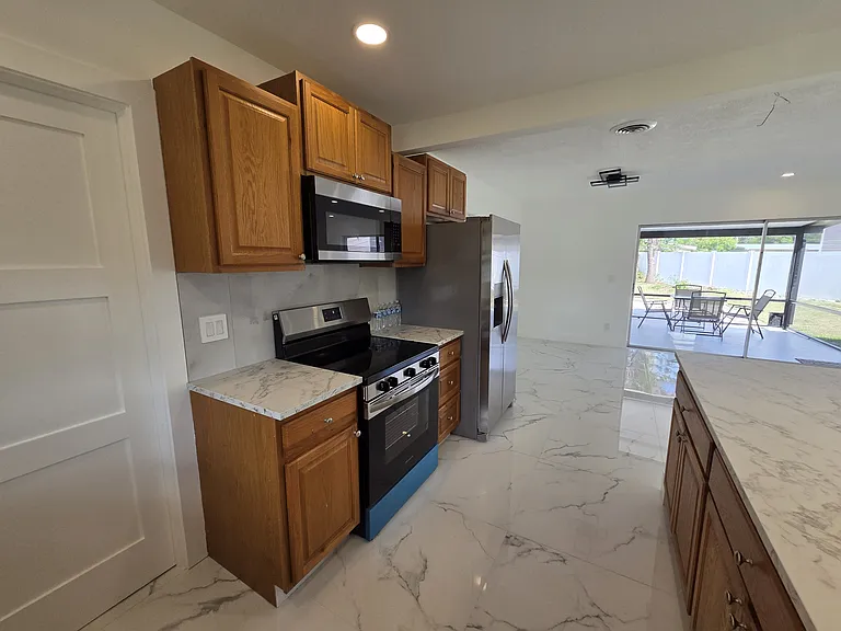 305 SE Airoso Blvd — Photo 10