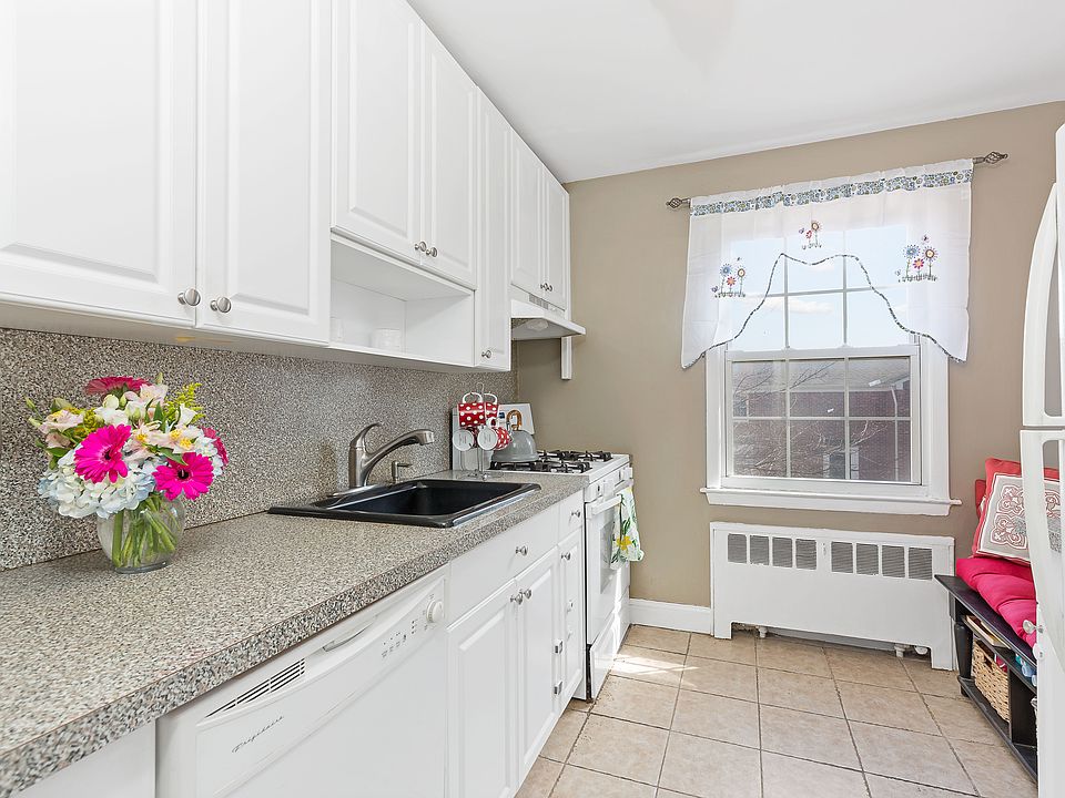 1st image of 33 Fieldstone Dr APT E4