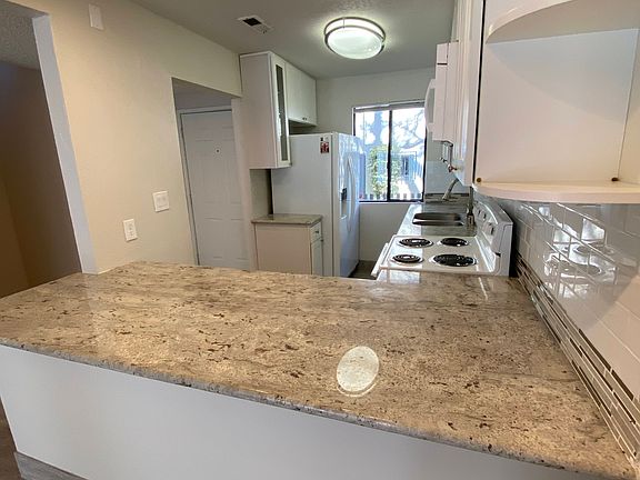 3rd image of 1043 39th St APT 6