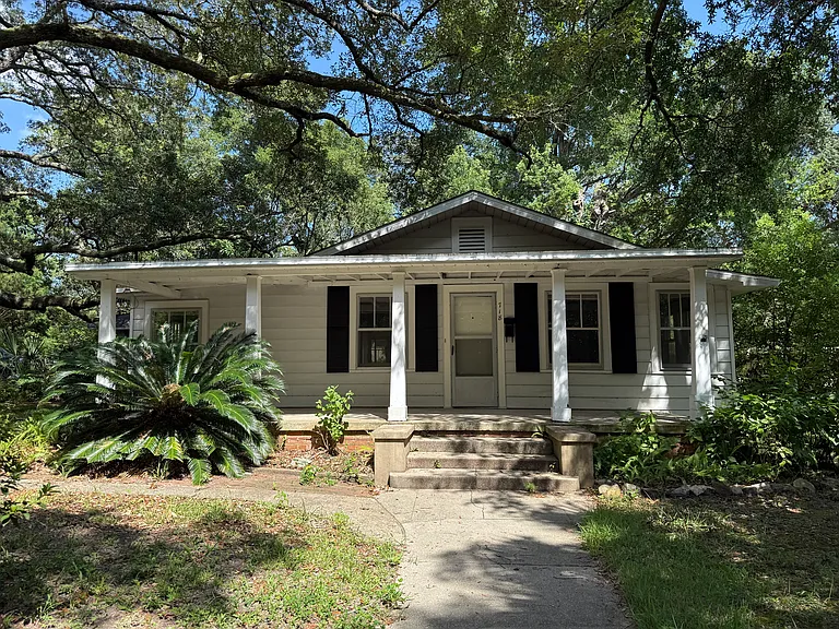 718 Bayou Blvd — Photo 1