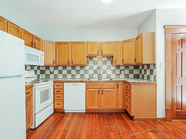 804 E Main St — Photo 16